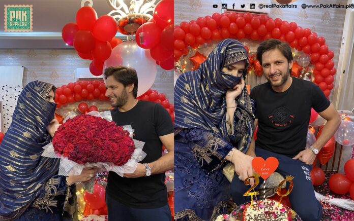 20th marriage anniversary photo of Shahid Afridi and his wife goes viral