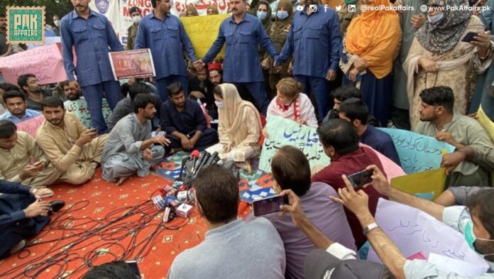 Maryam Nawaz sat on the streets with Baloch students