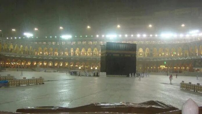Rain during Isha prayers in Masjid-ul-Haram