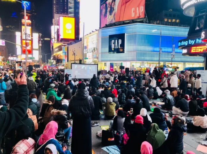 Times Square hosts '1st ever' Tarawih prayers for Muslims